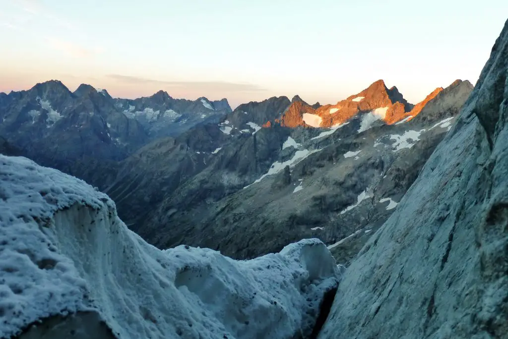 Pendant que je passe des grosses aux chaussons, les montagnes s’éclairent…durant mon voyage Meije