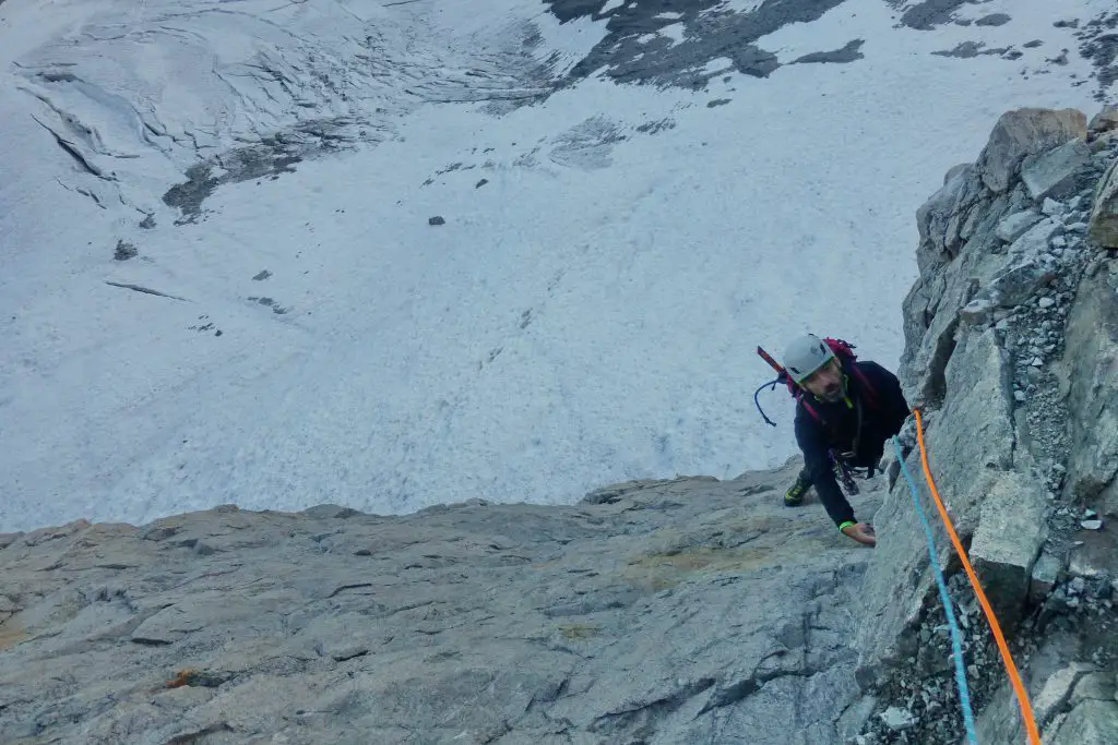 Après une courte traversée à gauche, le premier crux en V+ bien équipé