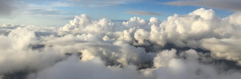 La vie nous offre une belle surprise les lumières reviennent au‐dessus des nuages !