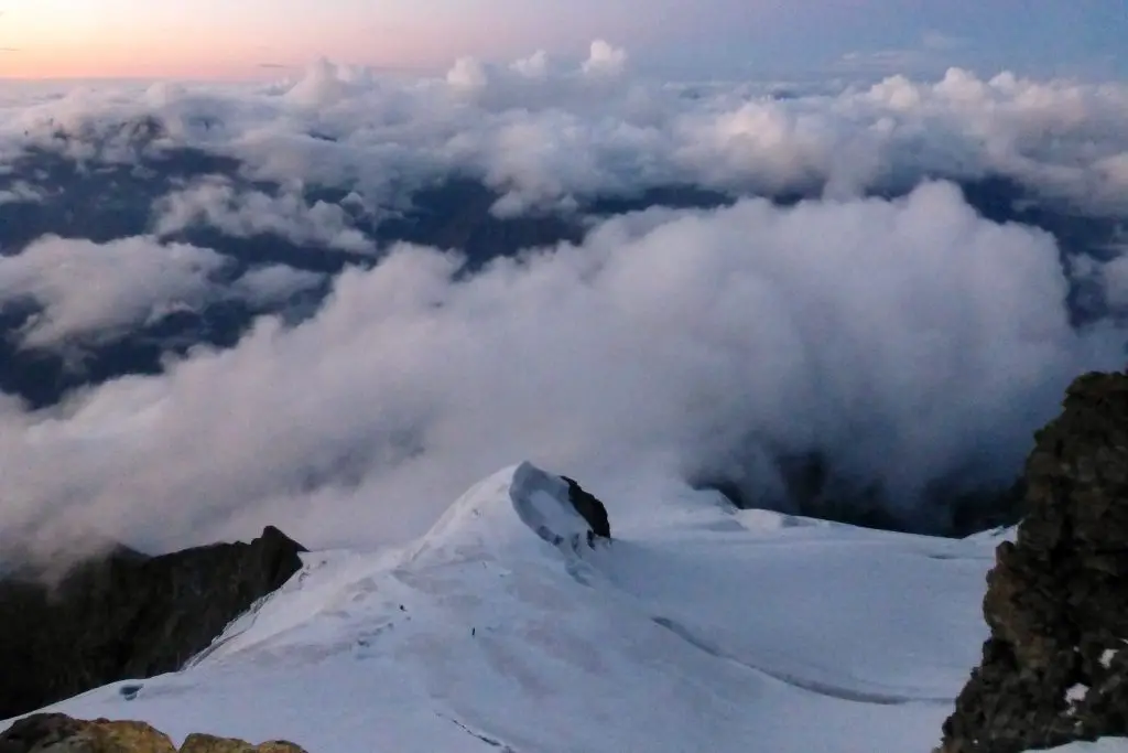 La vue sur l’Aigle et son glacier, depuis la ligne de rappels du Doigt de Dieu.