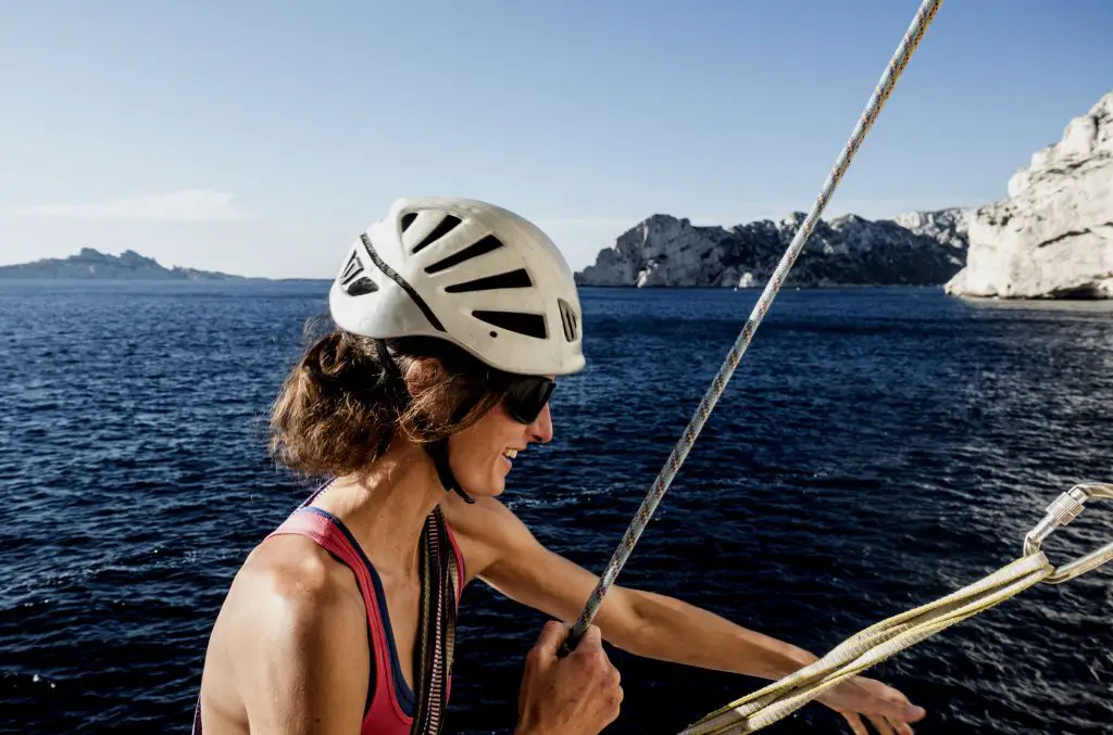 Lucile NICOLOTTO lors de l'escalade d'El Cap dans les Calanques