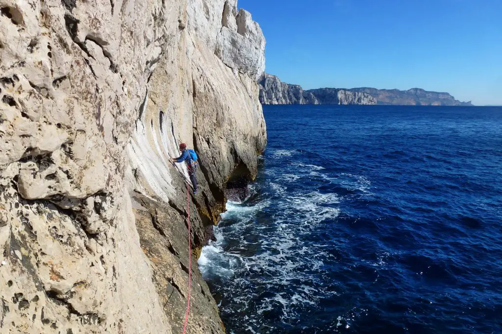 Nolan dans la traversée face au large, versant sud du Cap Morgiou, lors de notre trip escalade d'El Cap