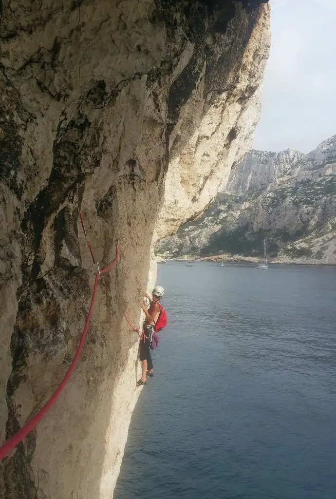 Plus ou moins proche de l’eau lors de notre escalade d'El Cap dans les Calanques