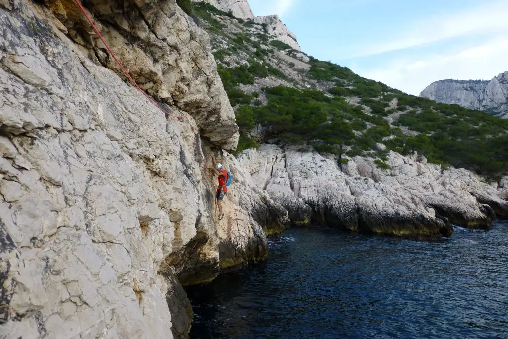 Une 1ère longueur grimpante, avant une traversée plus tranquille lors de notre escalade d'El Cap dans les Calanques