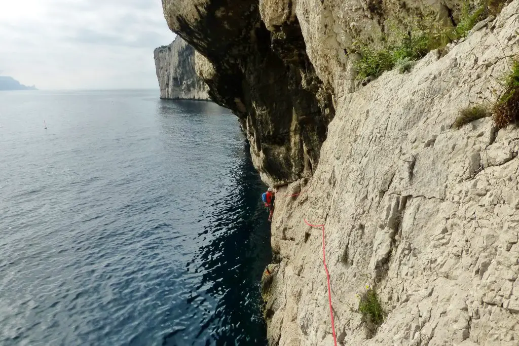 A l’approche des toits durant notre trip escalade d'El Cap dans les Calanques