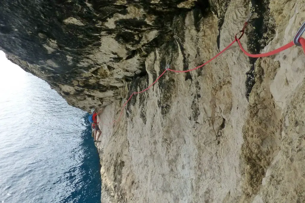 Ligne de fissure sous les toits