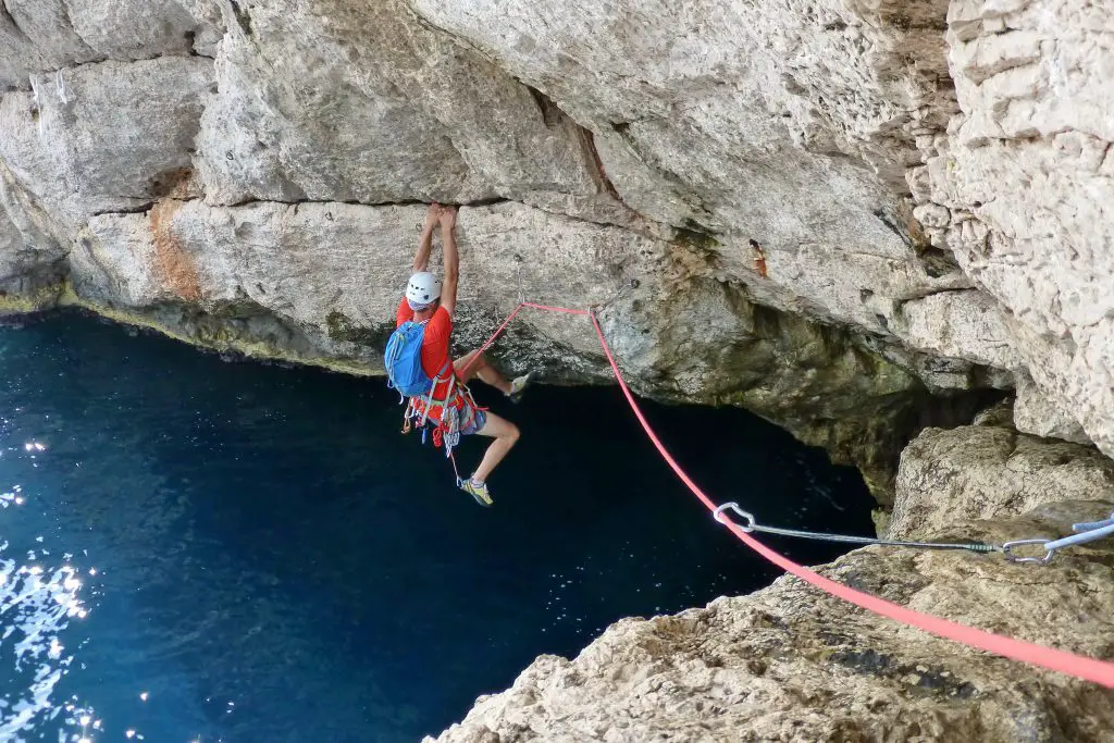 Numéro d’équilibriste pendant l'escalade d'El Cap aux Calanques de Marseille