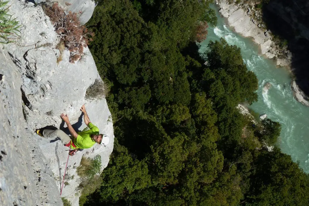 Déjà de l'ambiance en sortie de la première longueur lors de notre trip escalade dans les gorges du Verdon