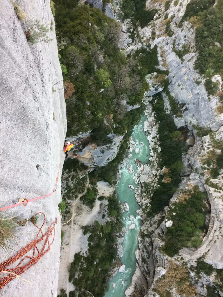 Escalade dans les gorges du Verdon avec une ambiance exceptionnelle en sortie.