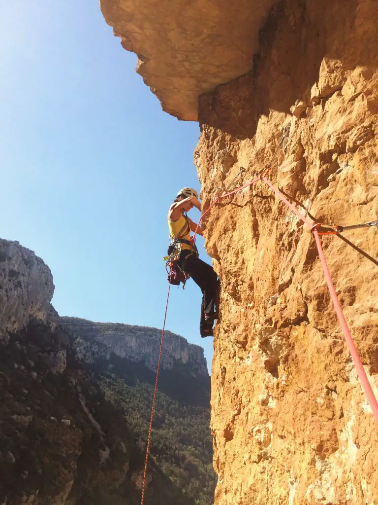 Une deuxième longueur fort raide lors de notre escalade dans les gorges du Verdon