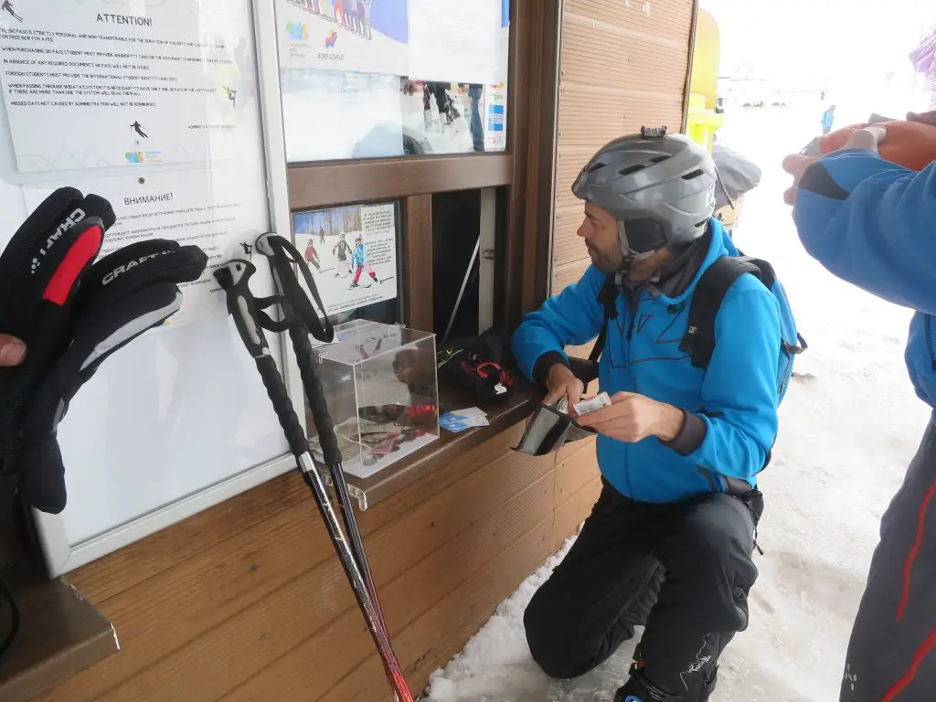 Guichet pour enfant dans les stations de ski en Georgie
