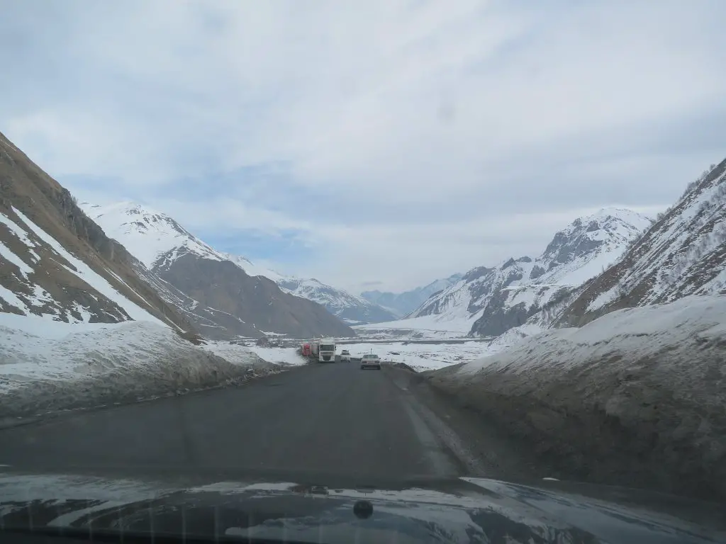 Beaucoup de camions sur cet itinéraire transfrontalier entre Georgie et Russie