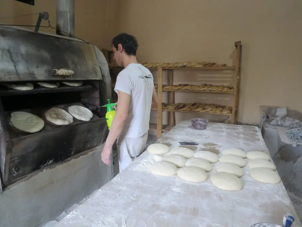 Chez le boulanger avant Stepantsmida