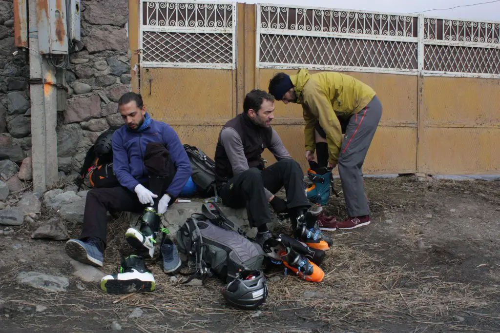 Bientôt midi, on s’équipe… pour une première sortie ski de randonnée en Georgie