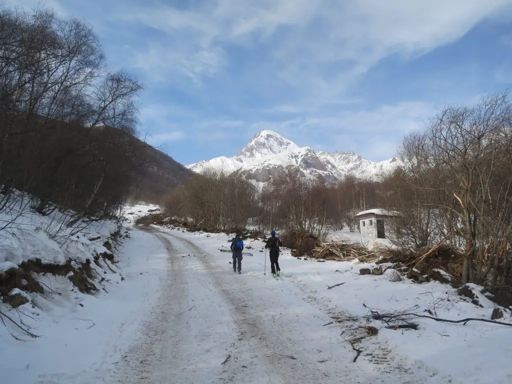 Rapidement nous trouvons la neige…et les traces de voiture !