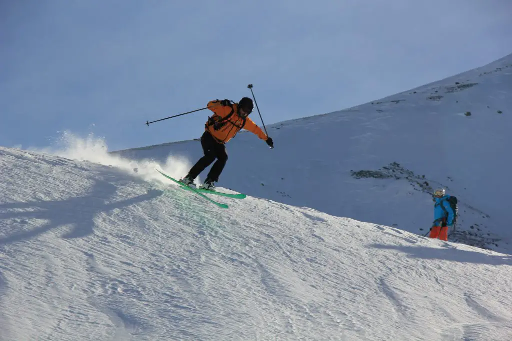 Max tente un saut sur les pentes de neige en Georgie