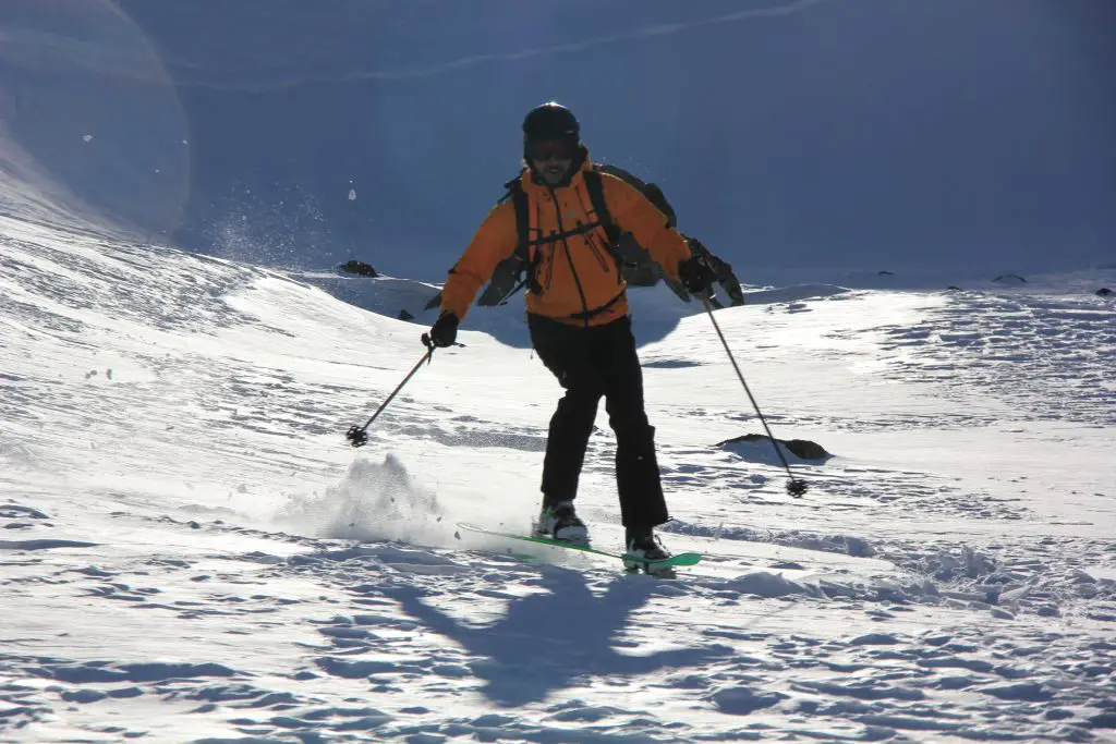 Monoski sur neige croûtée en Georgie