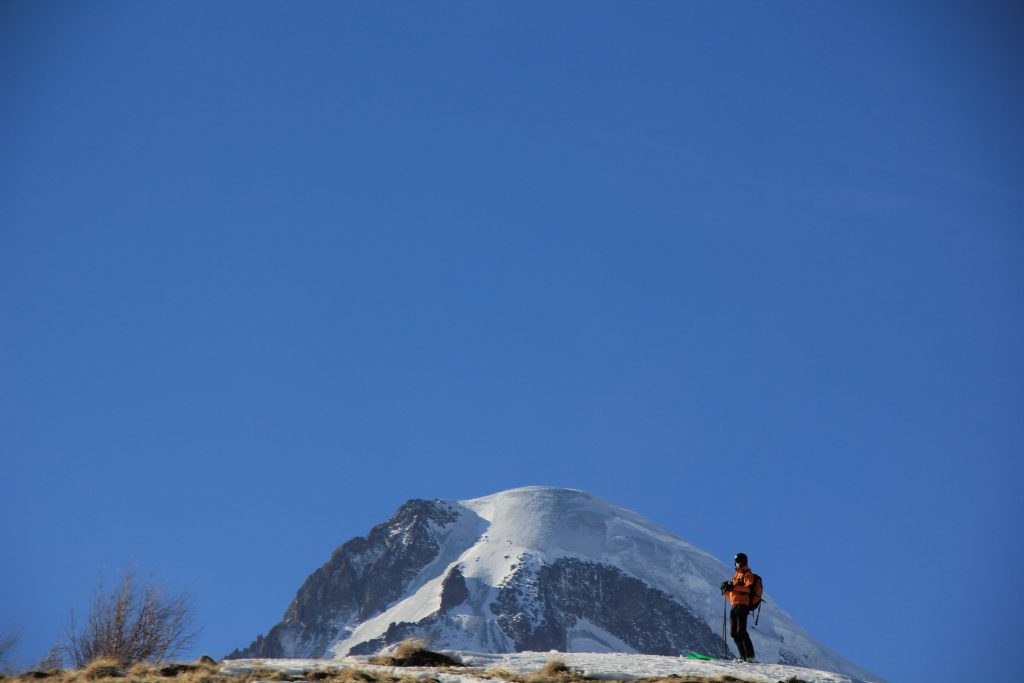 Max, surplombé par le Kazbek