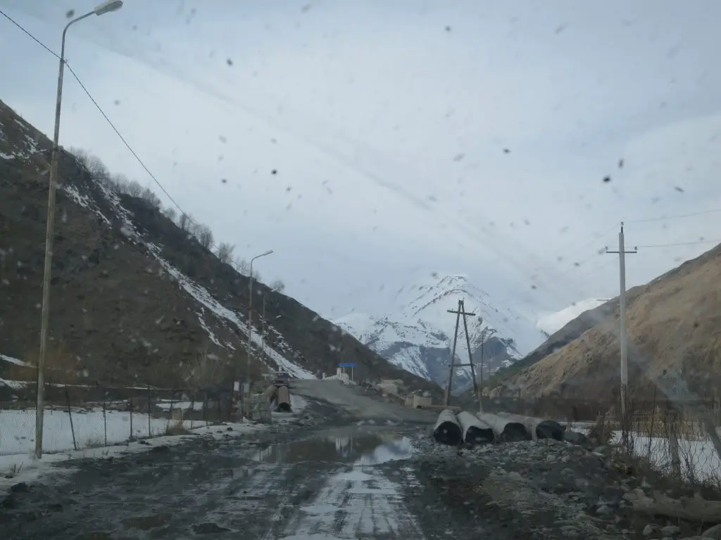 Route défoncée dans la vallée de Juta