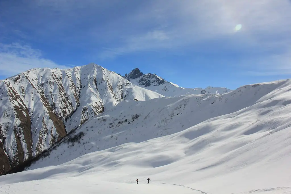 Ski de randonnée en Georgie avec Le massif du Chaukhi au fond