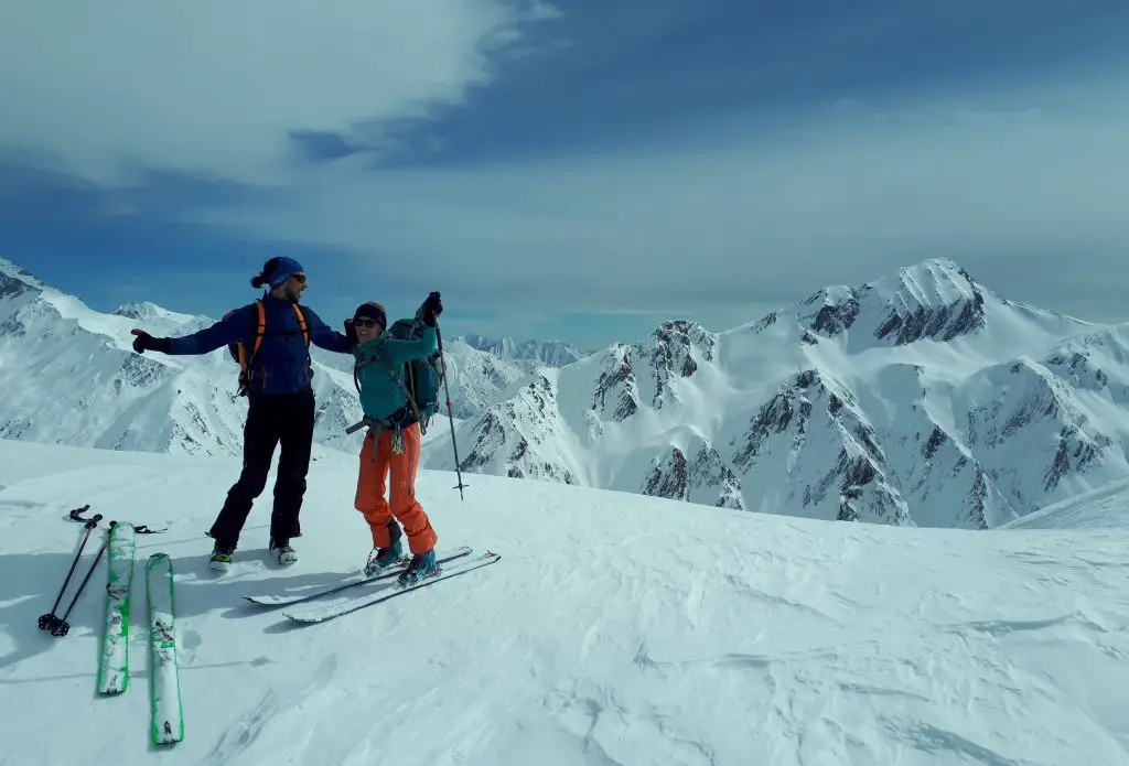 Yen a qui sont contents d’être là ! après une montée ski de randonnée en Georgie