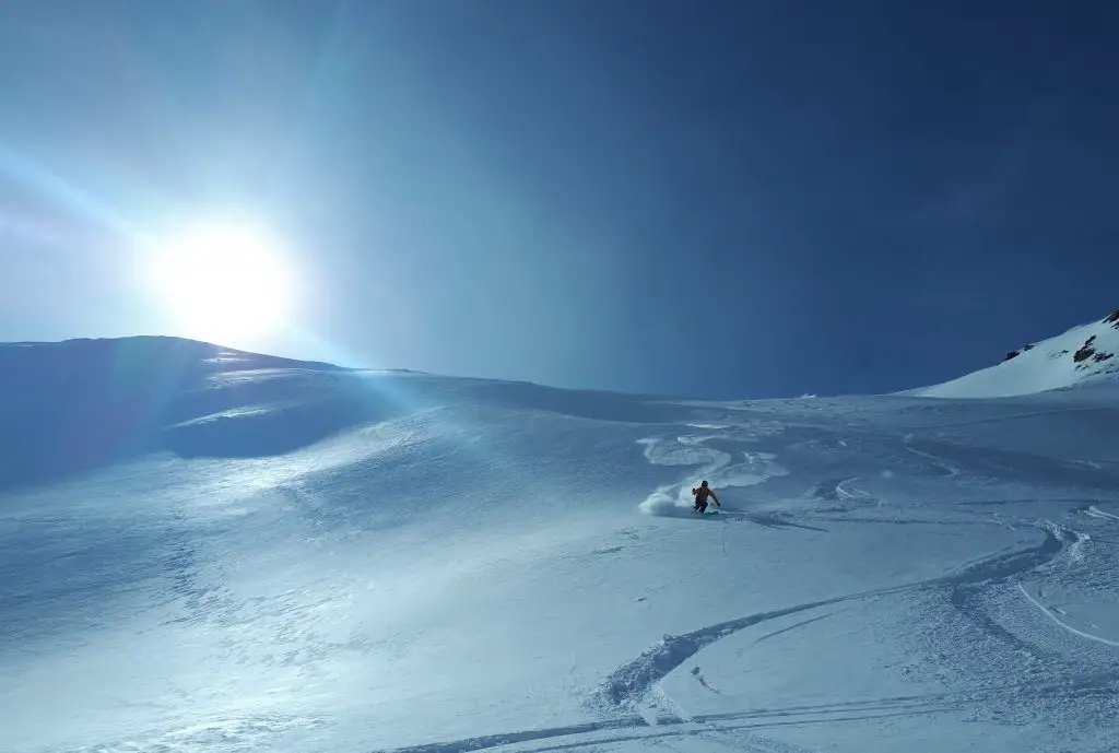 Max dans la descente enneigeuse des montagnes de Georgie