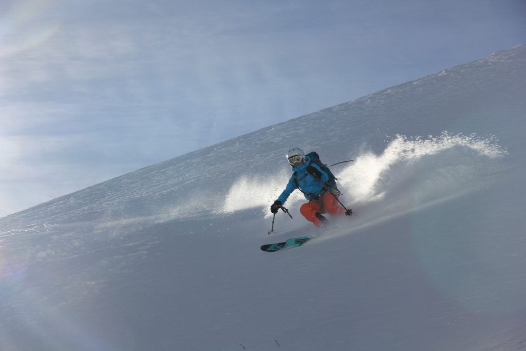 Voilà la croûtée qui arrive sur les pentes de ski de la Georgie