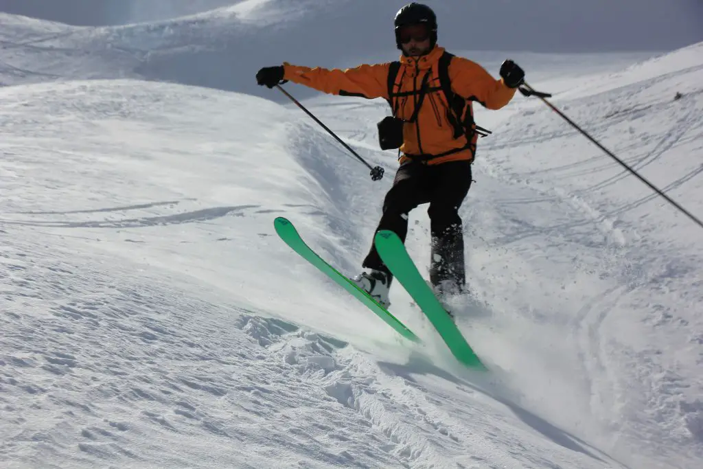 Max, le sauteur à skis sur les pentes de Georgie
