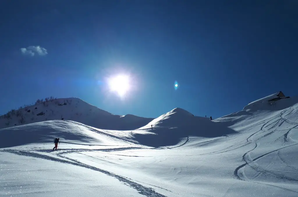 Sous la neige, le monastère de Lomisa