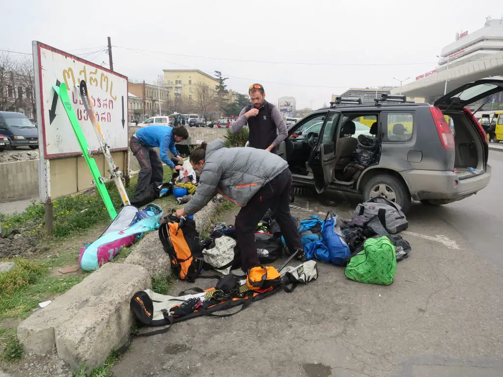 Quand on refait nos sacs dans la rue avant de prendre le train à Tbilissi