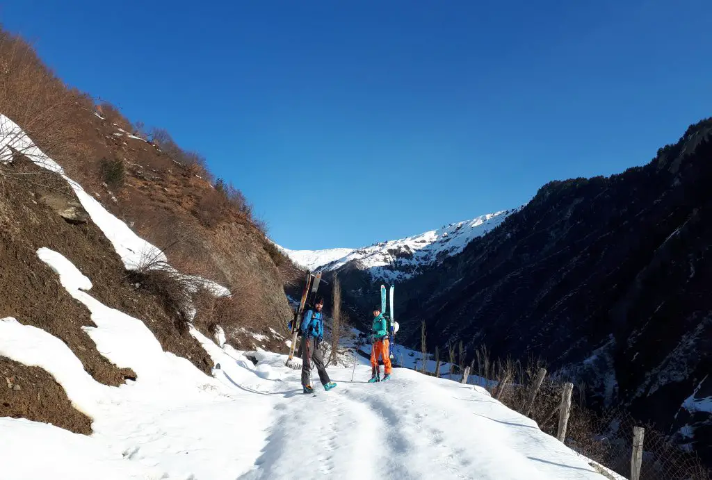 Départ de la rando en ski en Georgie