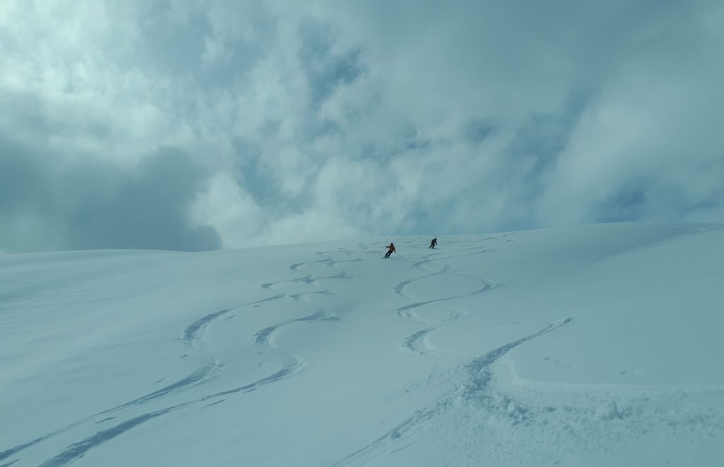 Première descente de ski de randonnée en Georgie