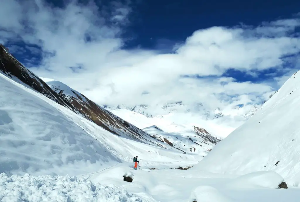 En se rapprochant du Chkhara en ski de randonnée en Georgie