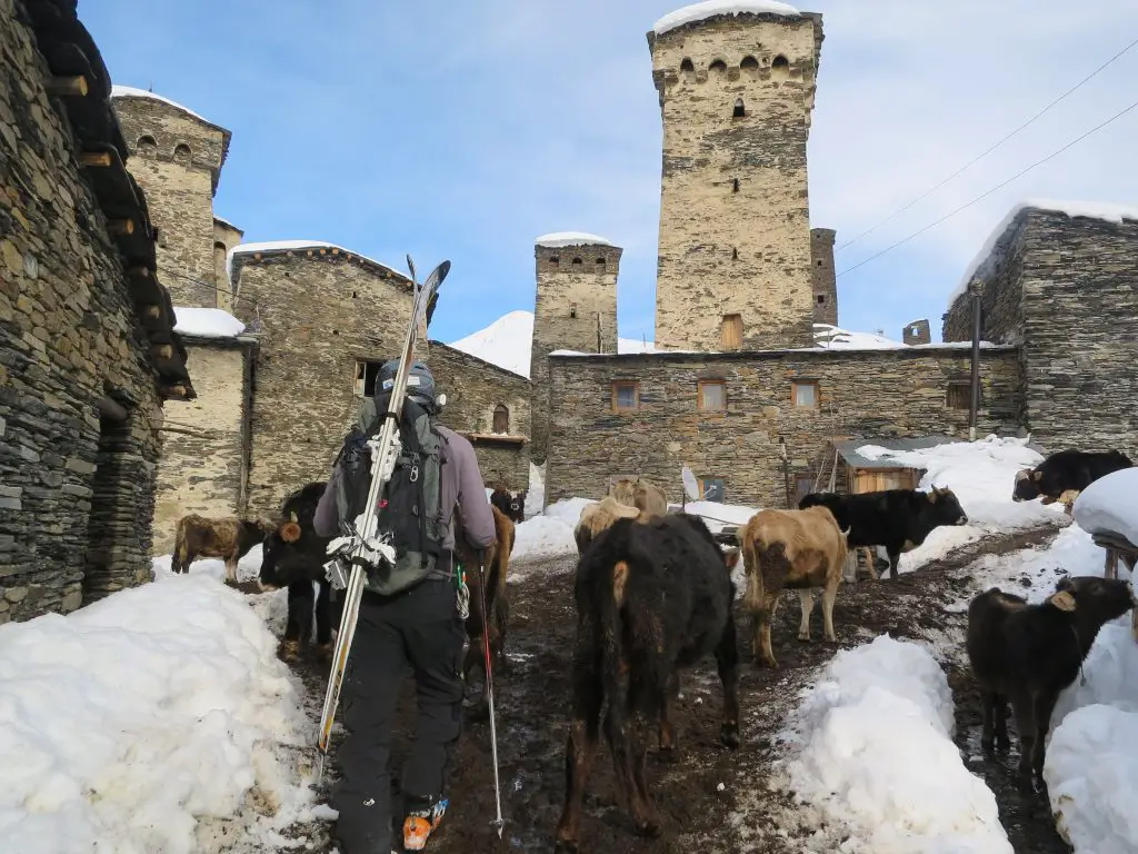 Village de Ushguli en Georgie ski de randonnée sur le dos