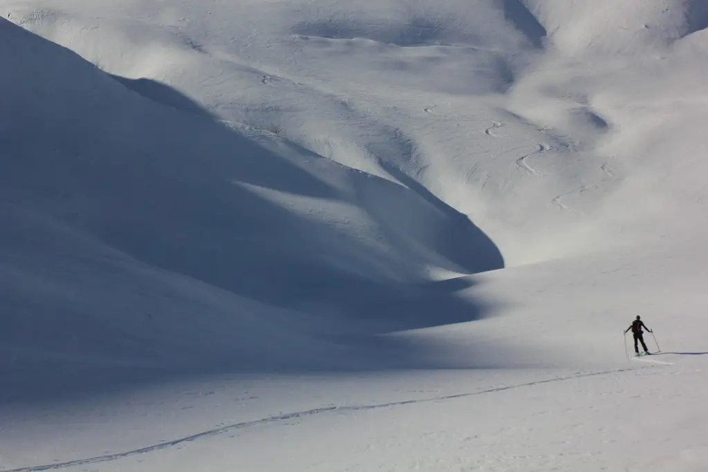 Max fait la trace en ski de randonnée en Georgie