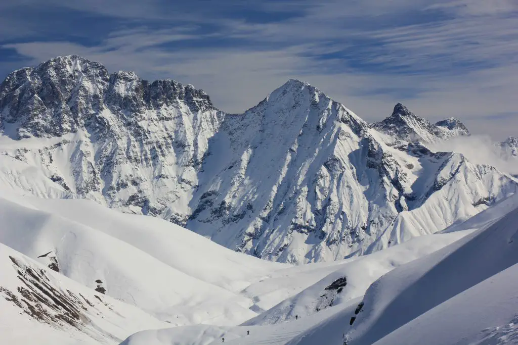 Décor toujours somptueux des montagnes enneigées de Georgie