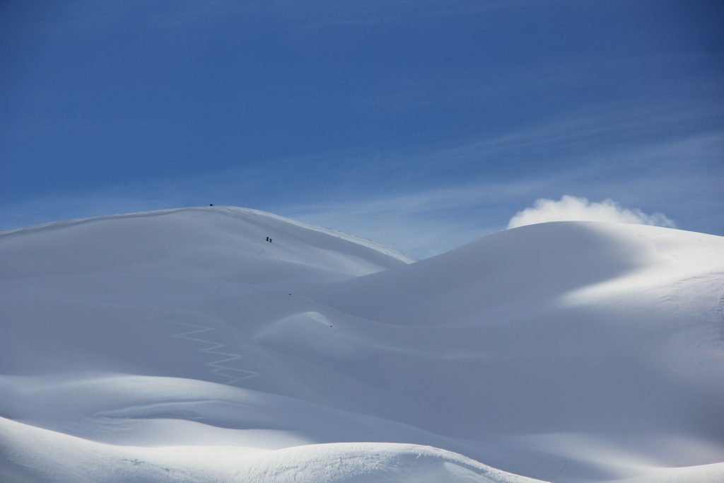 Des skieurs montent partout dans le massif montagneux de Georgie