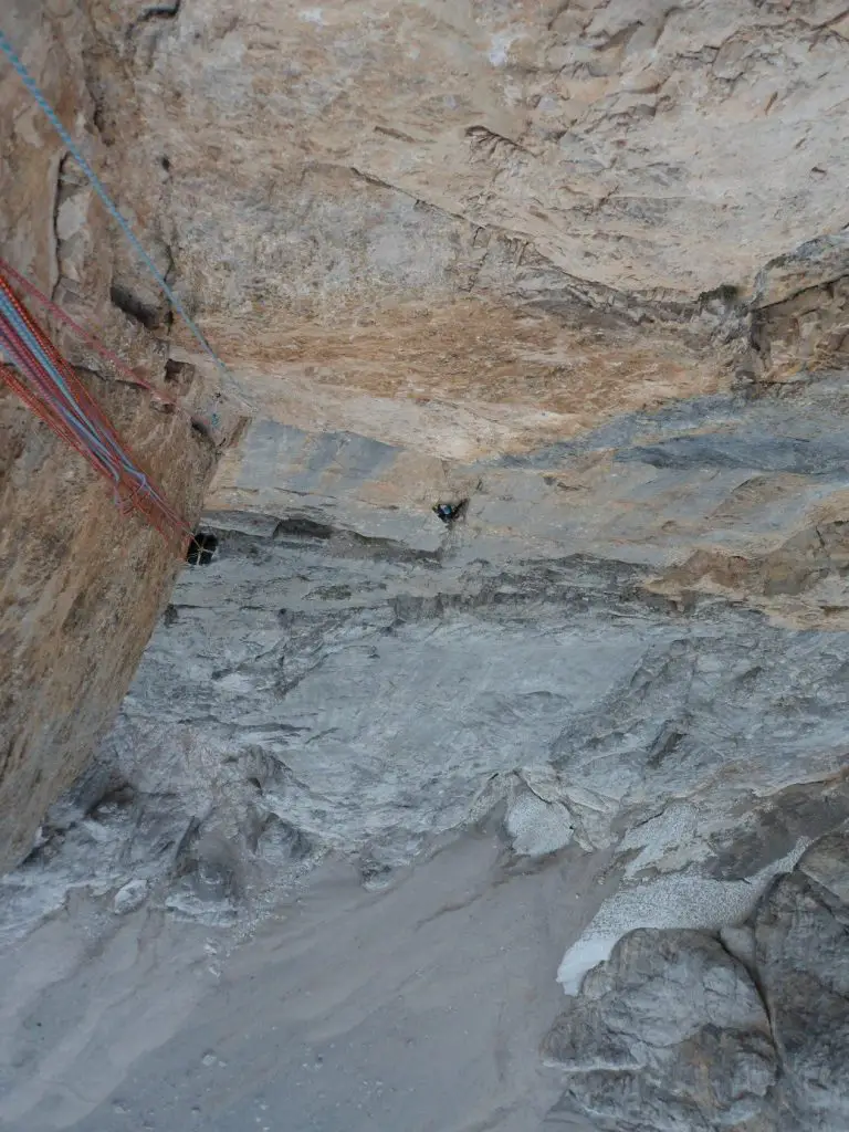 La paroi se redresse dans la longueur en 7a lors de notre Ascension en face Nord Ouest de la Civetta