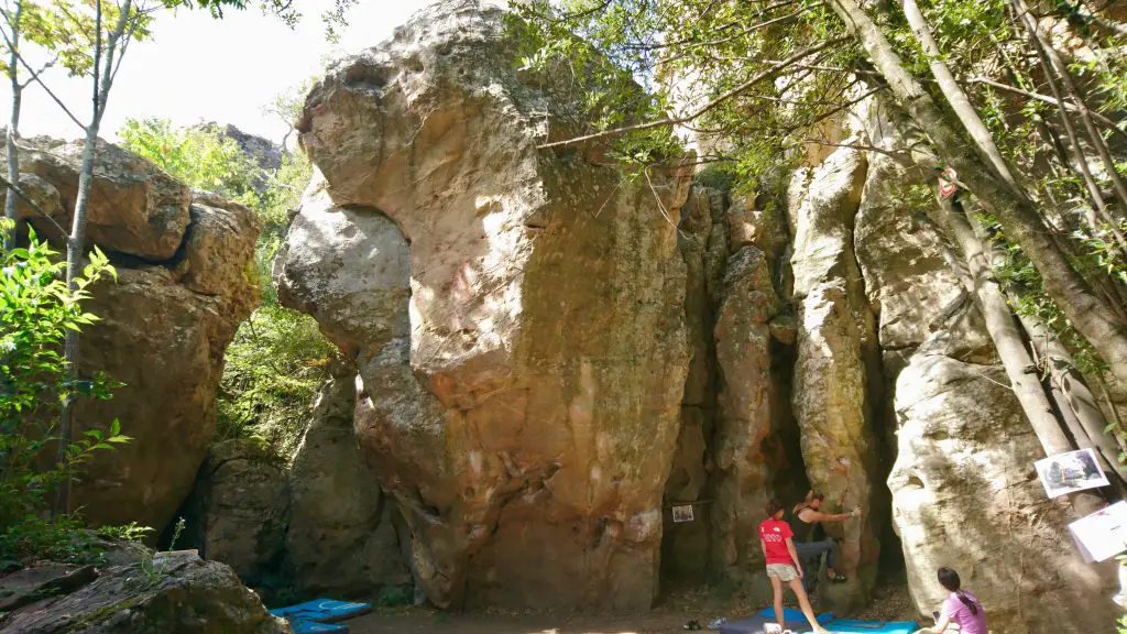 Secteur Petit Cirque durant la journée yoga et escalade à la Capelle