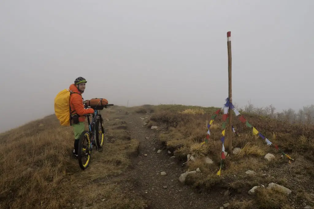 Réveil dans le brouillard et le froid lors de notre voyage VTT en Toscane