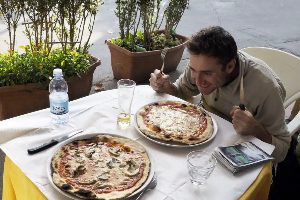 Avant de dévorer une déliceuse pizza en Toscane