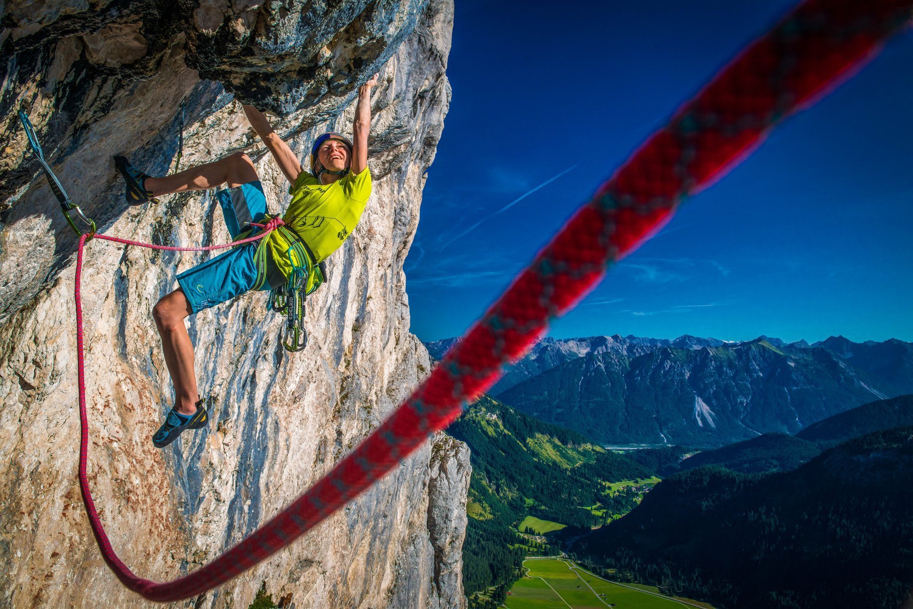 L'homme Escalade Une Haute Montagne De Danger Avec Une Corde