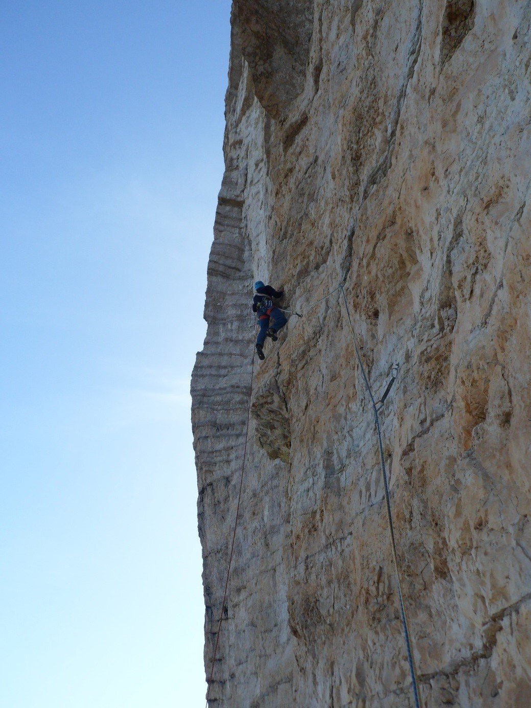 Dans une longueur d’Alpenliebe, la corde de hissage donne la verticalité dans la voie Brandler-Hasse Dans une longueur d’Alpenliebe, la corde de hissage donne la verticalité dans la voie Brandler-Hasse