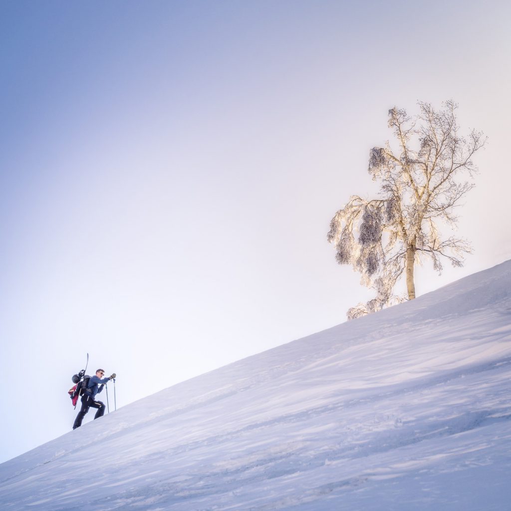 Fin et Adrien à la montée quand le soleil arrive lors de l'ascension du mont Yotei-San au Japon Fin et Adrien à la montée quand le soleil arrive lors de l