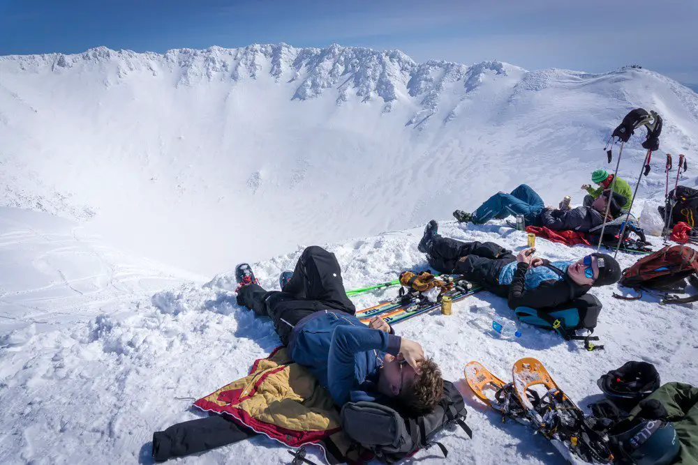 Le repos bien merite au sommet du mont Yotei-San au Japon