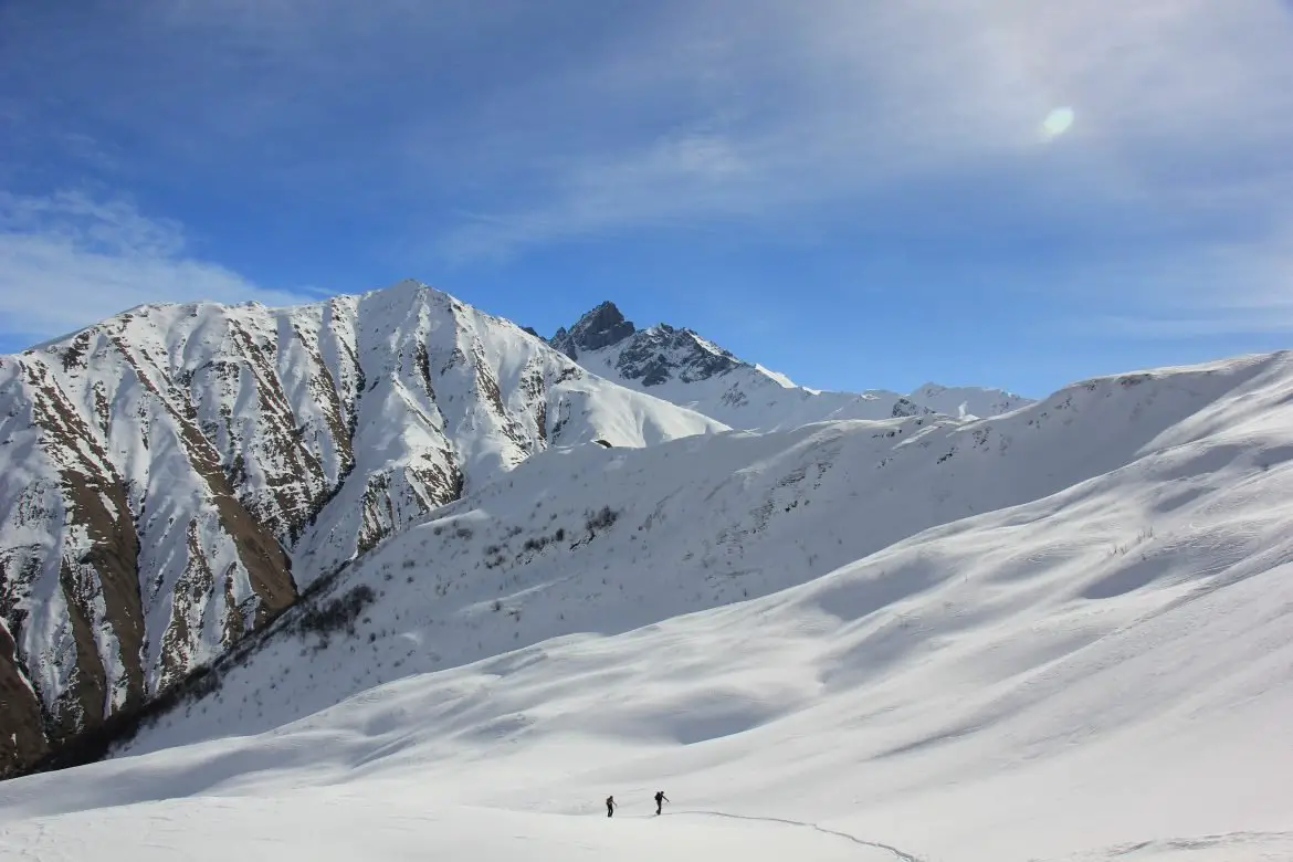 Ski de randonnée en Georgie avec Le massif du Chaukhi au fond