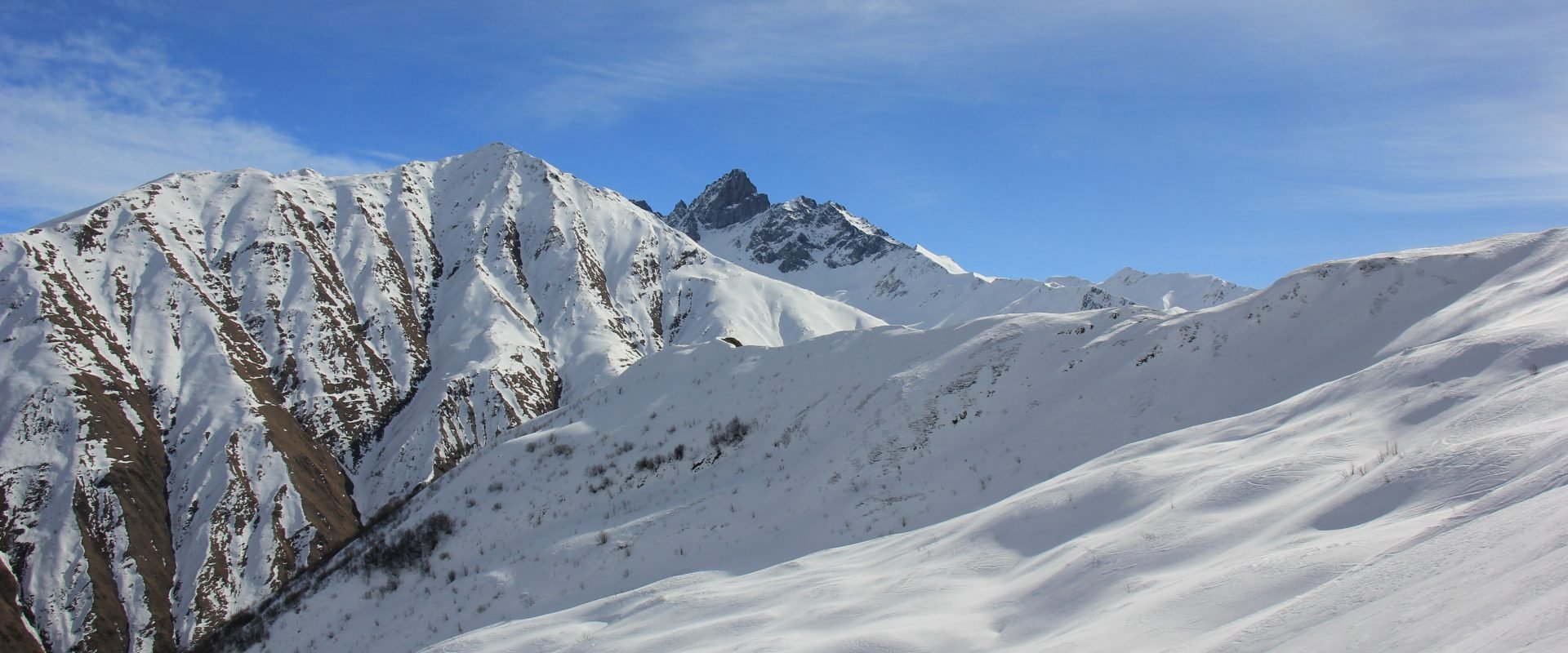 Ski de randonnée en Georgie avec Le massif du Chaukhi au fond