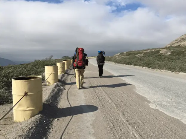 Départ de l’Arctic Circle Trail avec 17 km de route goudronnée