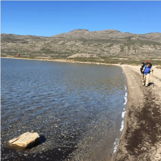 Balade au bord d’une plage durant notre rando sur L’Arctic Circle Trail