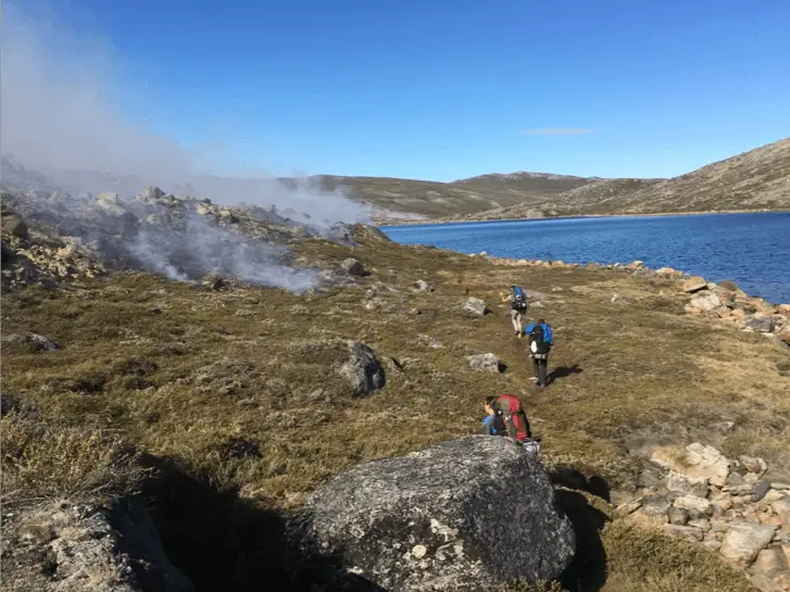 Approche de l’incendie durant notre rando sur L’Arctic Circle Trail